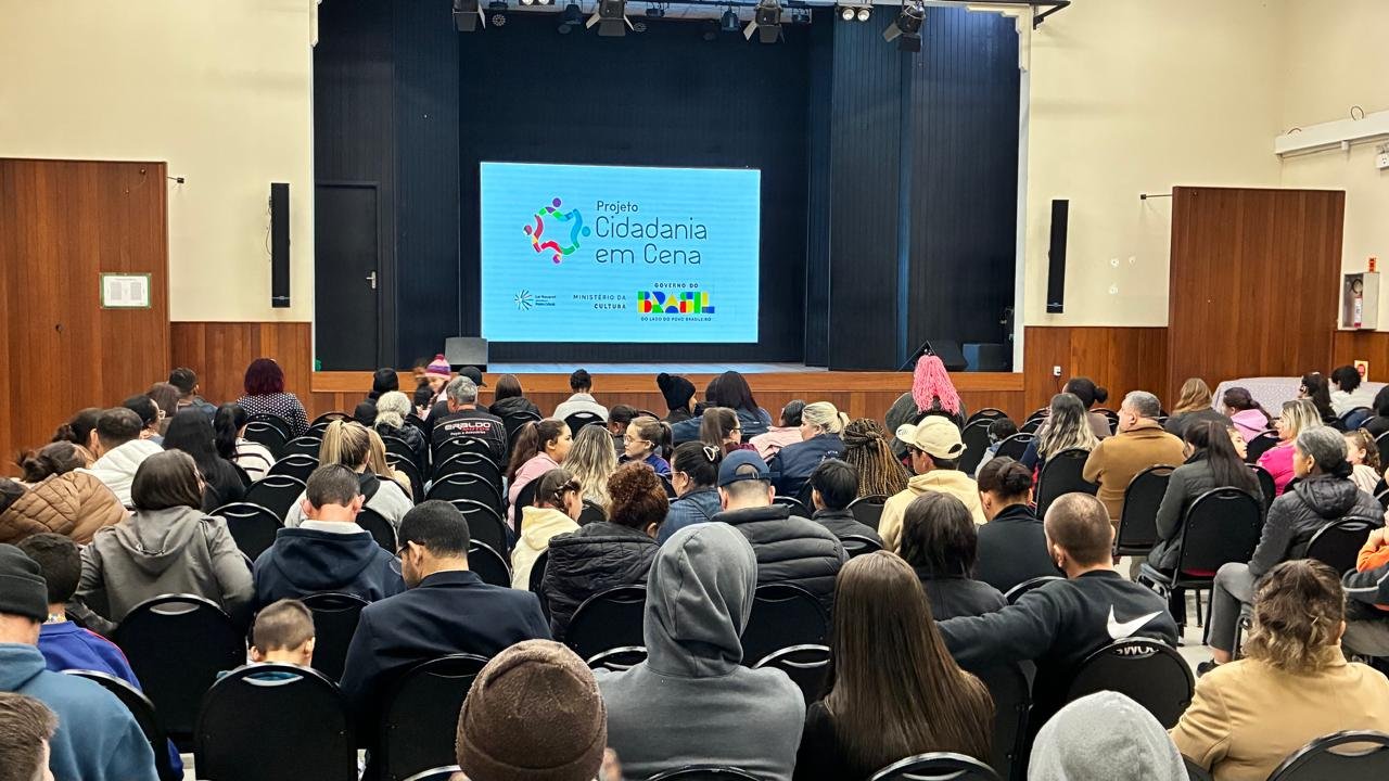 Reuni&atilde;o de Fam&iacute;lias do Ensino Fundamental promove alinhamento e apresenta projetos em andamento