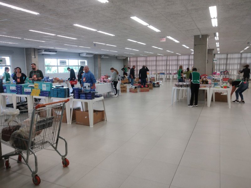 Bairro da Juventude realiza bazar com produtos apreendidos pela Receita Federal