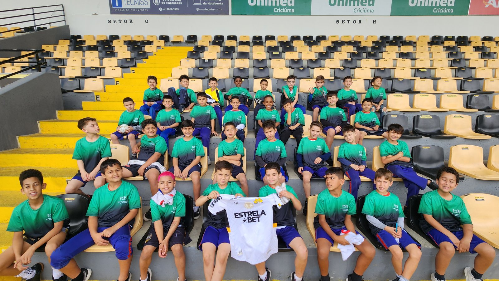Crianças do Bairro da Juventude visitam estádio do Criciúma