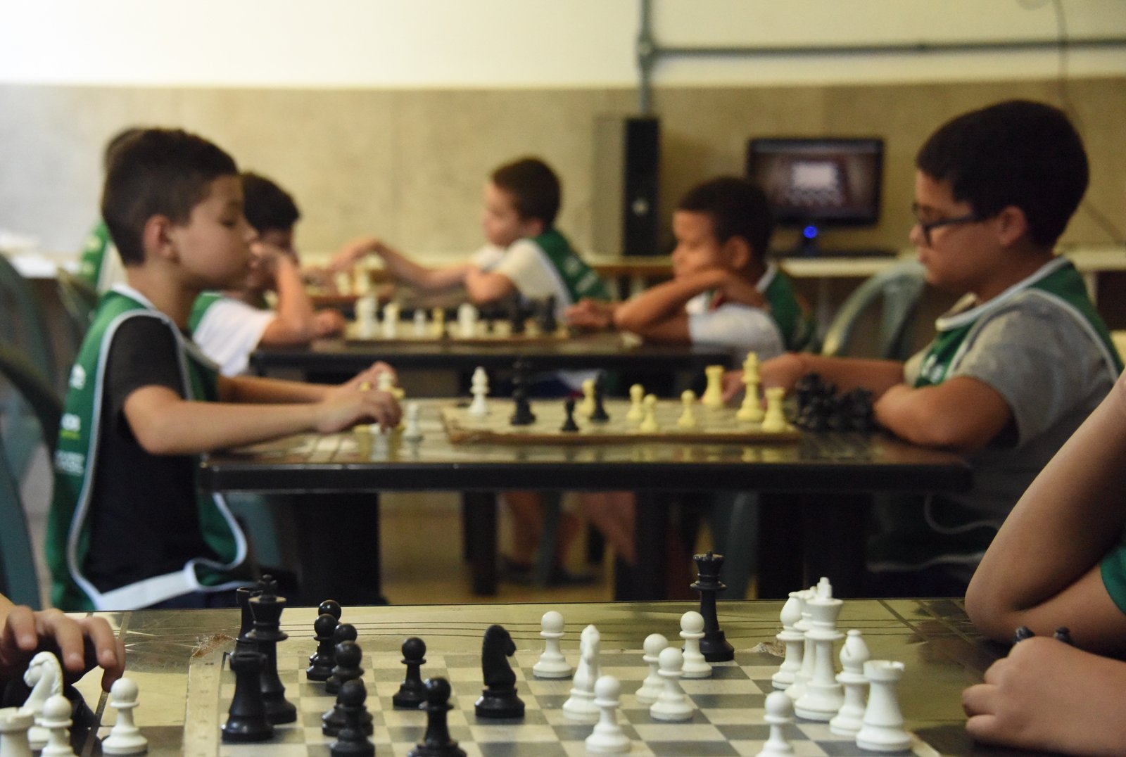 Crianças e adolescentes participam de festival esportivo