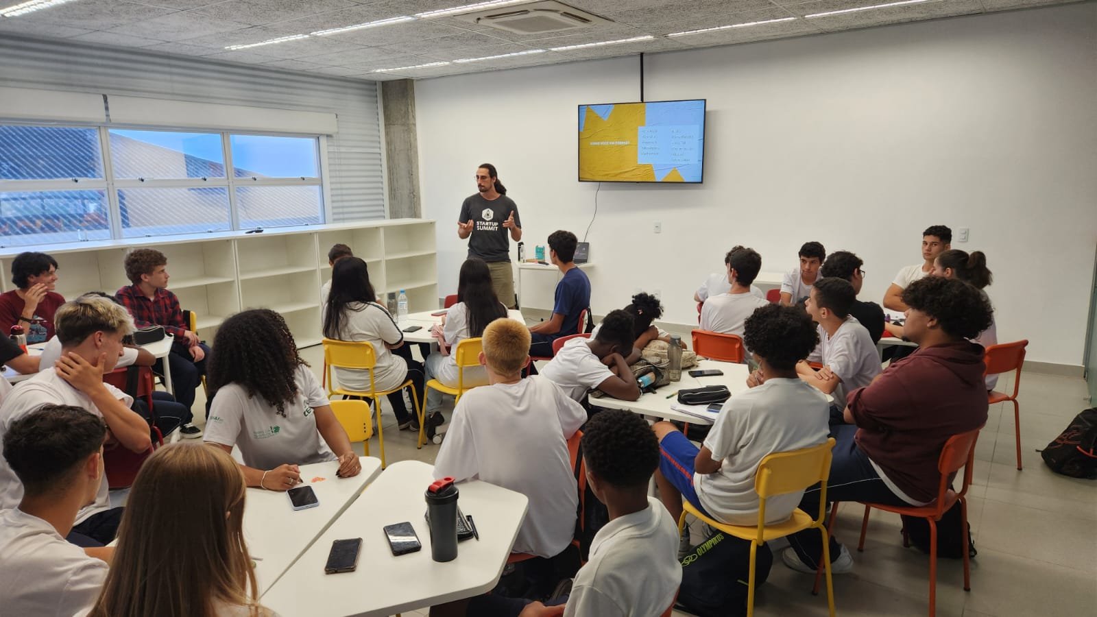 Jovens participam de workshop sobre inovação e empreendedorismo