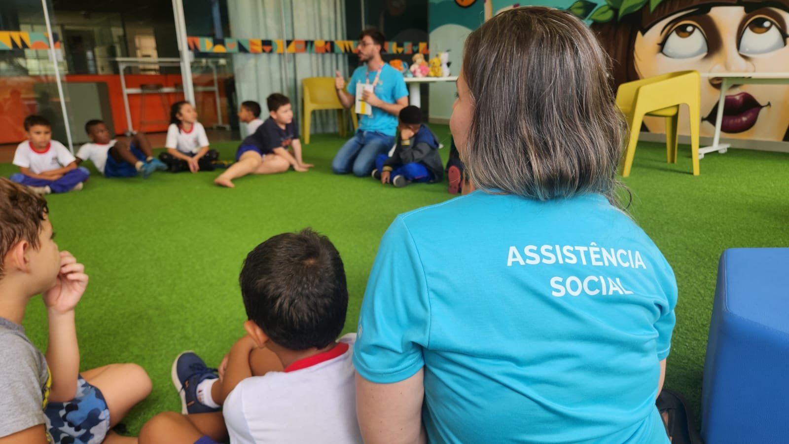 Crianças e adolescentes participam de roda de conversa sobre direitos