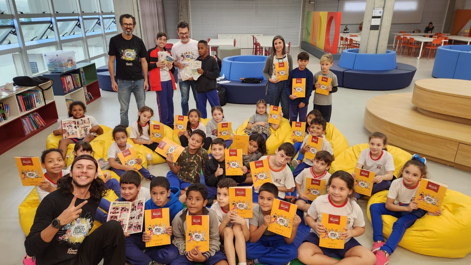 Crianças do Bairro recebem doação de gibis