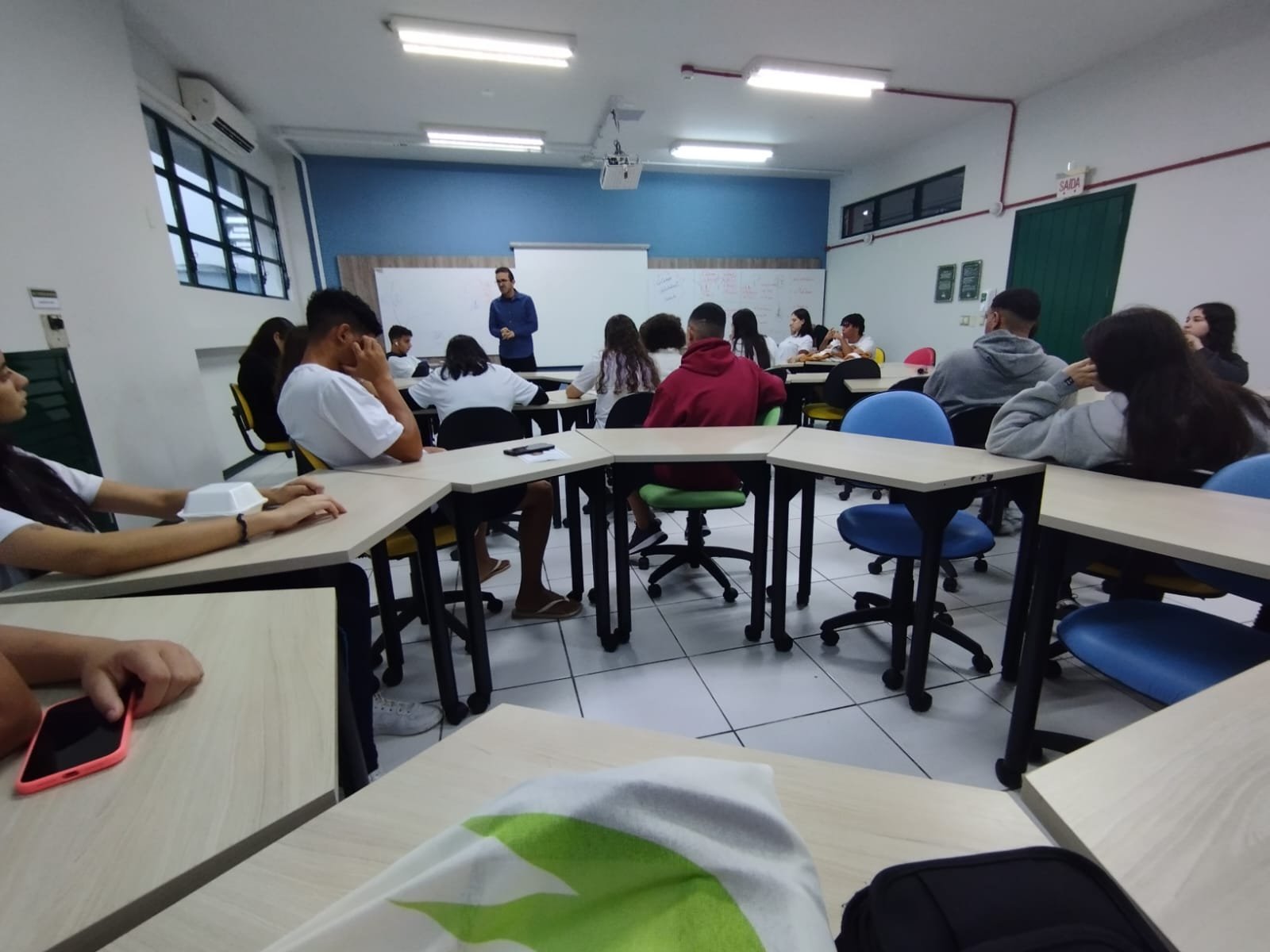 Jovens do Bairro visitam a Unesc