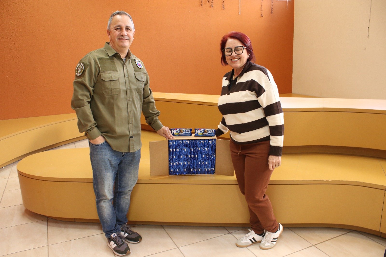 Grupo de Veteranos do Ex&eacute;rcito presenteia estudantes com chocolates