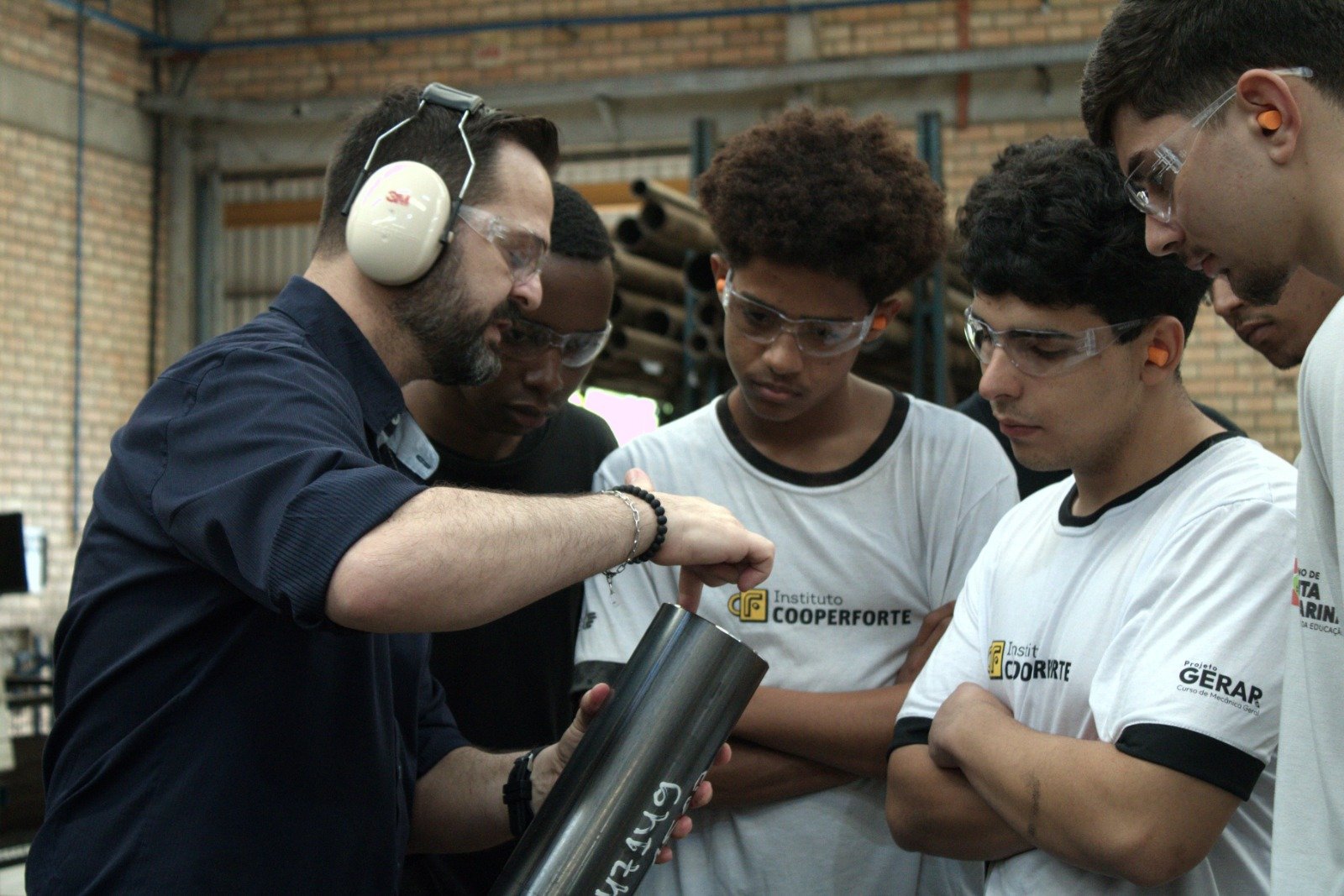Estudantes do Bairro conhecem processos industriais em visita à Imepel